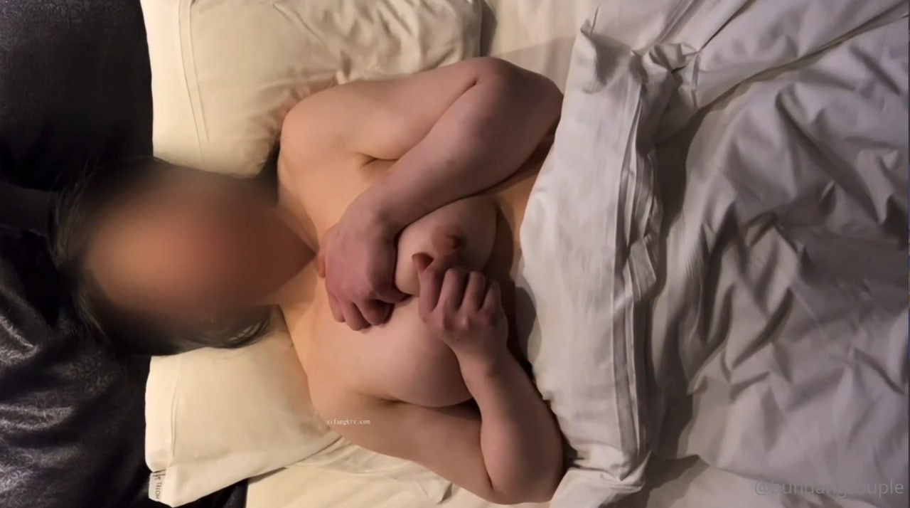 在街上撸男人鸡巴被强行拉上车强奸的熟女